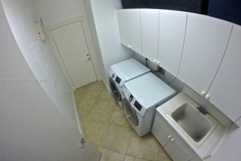 House in Miami, Florida 4 bedrooms, 280.38 sq.m. № 2080534 - photo 8