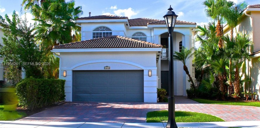 House in Miami, Florida 4 bedrooms, 280.38 sq.m. № 2080534
