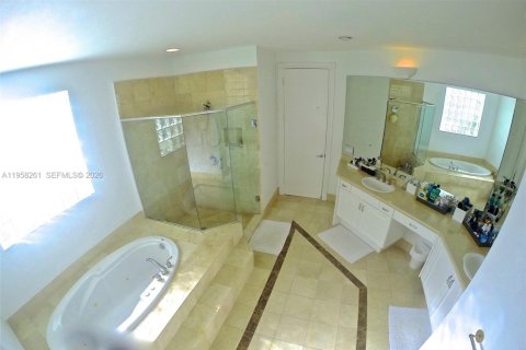 House in Miami, Florida 4 bedrooms, 280.38 sq.m. № 2080534 - photo 14