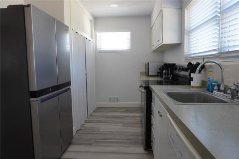 Снять в аренду виллу или дом в Дейтона-Бич, Флорида 10 комнат, 211.45м2, № 1917334 - фото 4