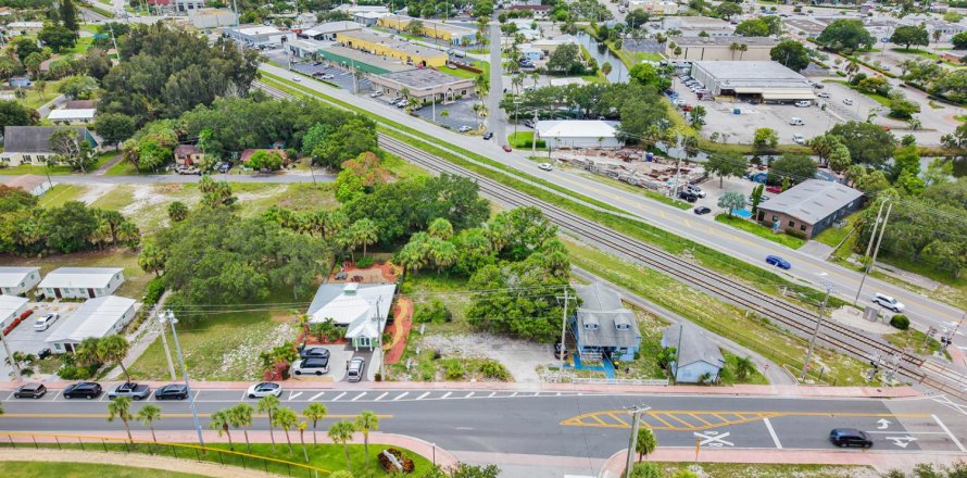 Commercial property in Stuart, Florida № 2184984