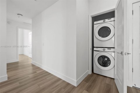 Condominio en alquiler en Hallandale Beach, Florida, 3 dormitorios, 155.52 m2 № 1977381 - foto 18