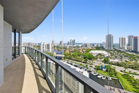 Condominio en alquiler en Hallandale Beach, Florida, 3 dormitorios, 155.52 m2 № 1977381 - foto 1