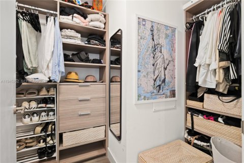 Condo in Miami, Florida, 1 bedroom  № 2002246 - photo 30