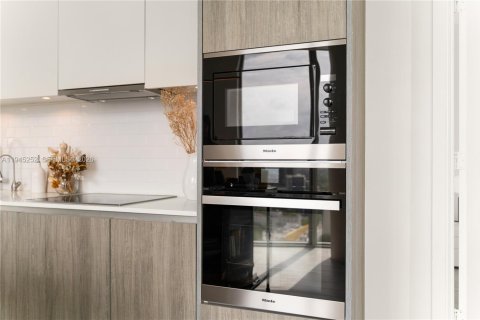 Condo in Miami, Florida, 1 bedroom  № 2002246 - photo 11