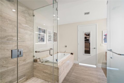 Condo in Miami, Florida, 1 bedroom  № 2002246 - photo 29