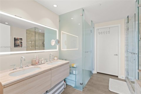 Condo in Miami, Florida, 1 bedroom  № 2002246 - photo 27