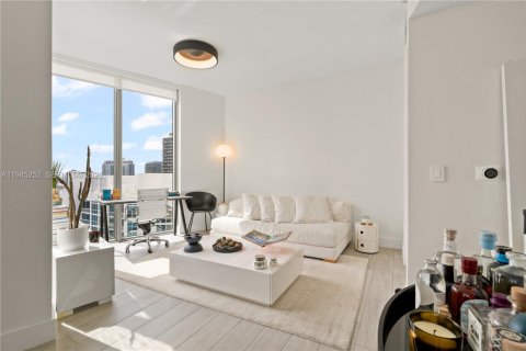 Condo in Miami, Florida, 1 bedroom  № 2002246 - photo 5