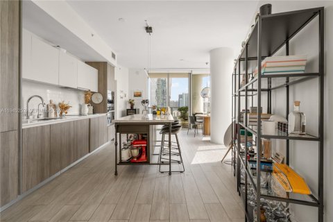 Condo in Miami, Florida, 1 bedroom  № 2002246 - photo 6