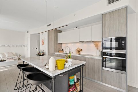 Condo in Miami, Florida, 1 bedroom  № 2002246 - photo 8