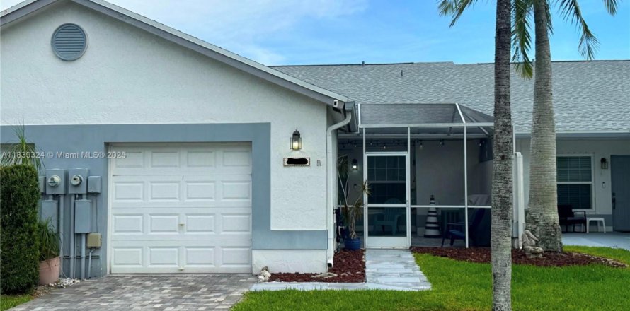 House in Tamarac, Florida 2 bedrooms, 116.31 sq.m. № 1827541