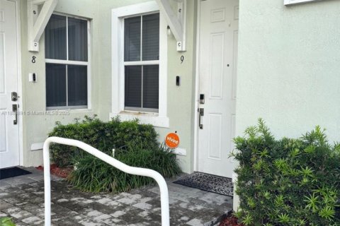 Condo in Homestead, Florida, 3 bedrooms № 1938676 - photo 1