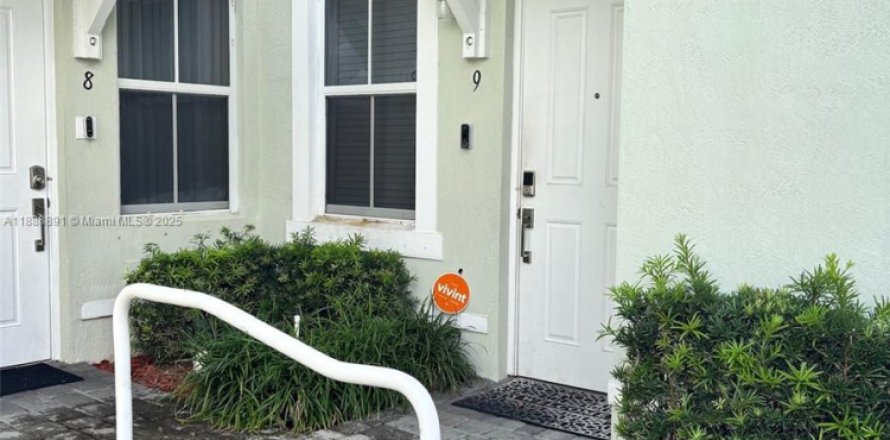 Condo in Homestead, Florida, 3 bedrooms № 1938676