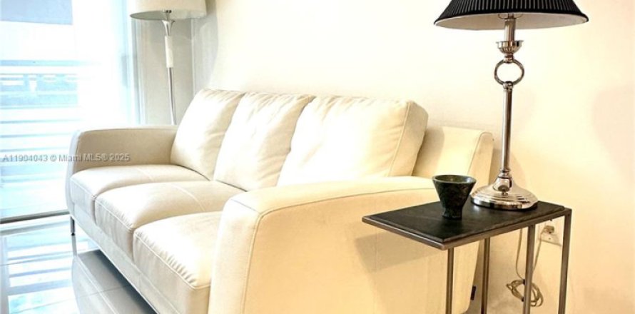 Кондоминиум с 1 спальней в Дорал, Флорида № 1954846