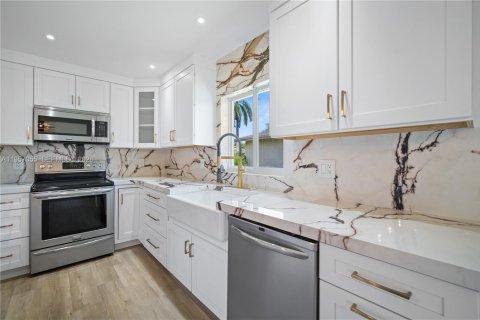 House in Delray Beach, Florida 2 bedrooms, 141.86 sq.m. № 2010820 - photo 15