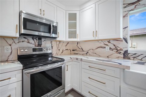 House in Delray Beach, Florida 2 bedrooms, 141.86 sq.m. № 2010820 - photo 13