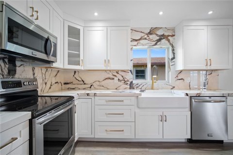 House in Delray Beach, Florida 2 bedrooms, 141.86 sq.m. № 2010820 - photo 12