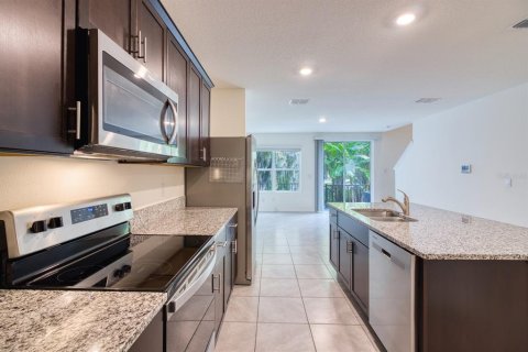 Townhouse in Port Orange, Florida 3 bedrooms, 150.87 sq.m. № 2396891 - photo 2
