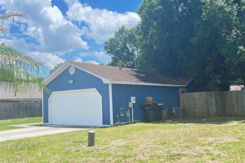 House in Winter Haven, Florida 3 bedrooms, 127.18 sq.m. № 2218231 - photo 7