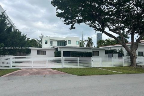 Villa ou maison à Sunny Isles Beach, Floride 3 chambres, 137.87 m2 № 2037906