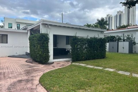 Casa en alquiler en Sunny Isles Beach, Florida, 3 dormitorios, 137.87 m2 № 2037906 - foto 2