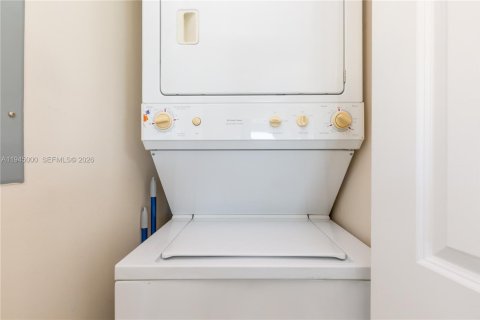 Condo in Fort Lauderdale, Florida, 2 bedrooms  № 2001749 - photo 11