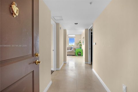 Condo in Fort Lauderdale, Florida, 2 bedrooms  № 2001749 - photo 19