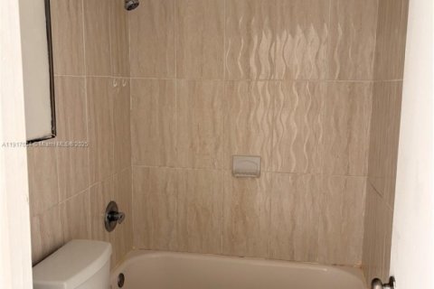 Appartement à louer à Miami, Floride: 2 chambres, 1947.05 m2 № 1972277 - photo 10