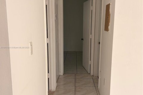 Appartement à louer à Miami, Floride: 2 chambres, 1947.05 m2 № 1972277 - photo 9