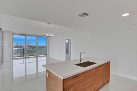 Condominio en alquiler en North Miami Beach, Florida, 3 dormitorios, 144.56 m2 № 2038458 - foto 3