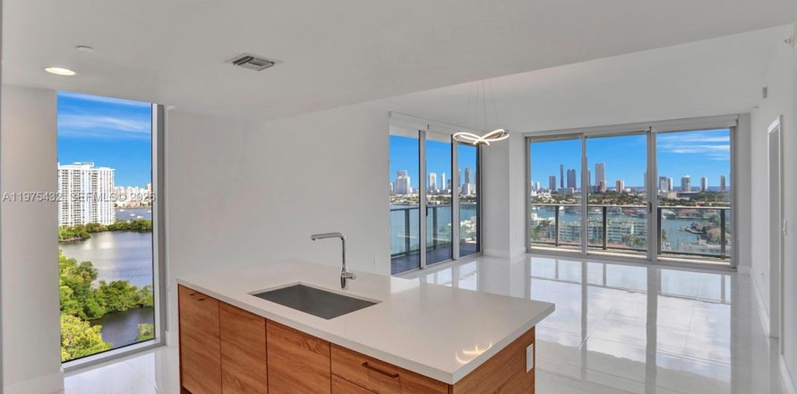 Condominio en North Miami Beach, Florida, 3 dormitorios  № 2038458