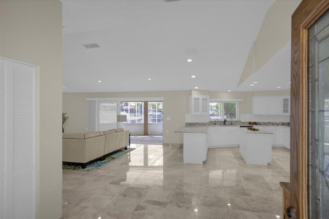 Villa ou maison à louer à New Port Richey, Floride: 4 chambres, 205.5 m2 № 1919321 - photo 2