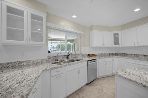 Villa ou maison à louer à New Port Richey, Floride: 4 chambres, 205.5 m2 № 1919321 - photo 11