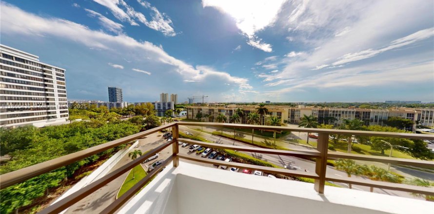Condo in Hallandale Beach, Florida, 2 bedrooms  № 1898348