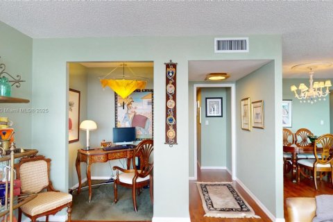 Condo in Hallandale Beach, Florida, 2 bedrooms  № 1898348 - photo 13