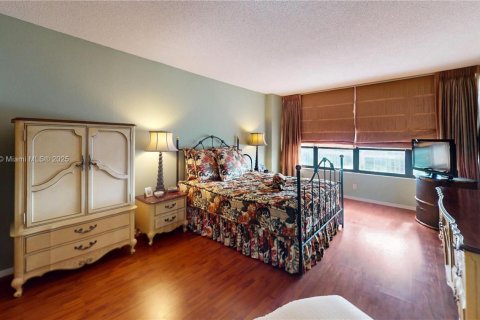 Condo in Hallandale Beach, Florida, 2 bedrooms  № 1898348 - photo 17
