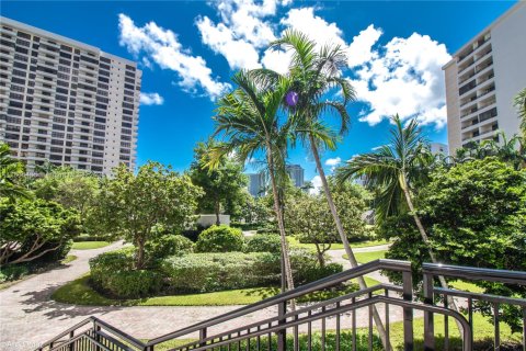 Condo in Hallandale Beach, Florida, 2 bedrooms  № 1898348 - photo 24