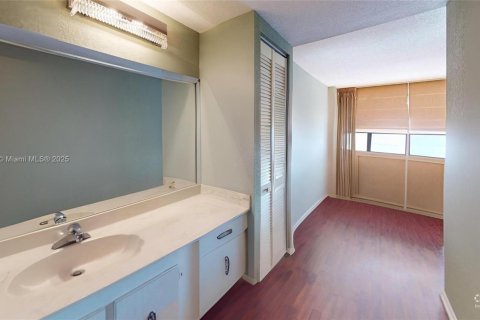 Condo in Hallandale Beach, Florida, 2 bedrooms  № 1898348 - photo 21