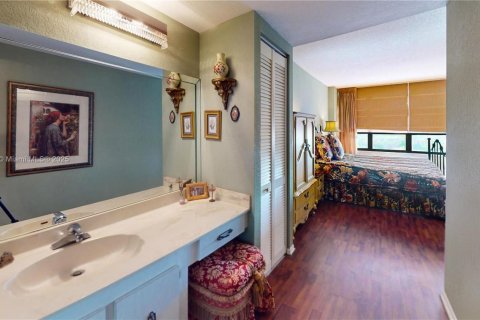 Condo in Hallandale Beach, Florida, 2 bedrooms  № 1898348 - photo 19