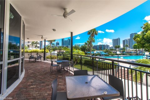 Condo in Hallandale Beach, Florida, 2 bedrooms  № 1898348 - photo 26