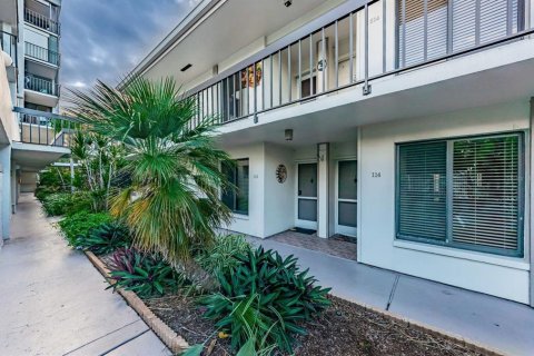 Condominio en alquiler en Saint Petersburg, Florida, 2 dormitorios, 82.68 m2 № 1147888 - foto 1