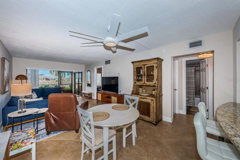 Condominio en alquiler en Saint Petersburg, Florida, 2 dormitorios, 82.68 m2 № 1147888 - foto 4