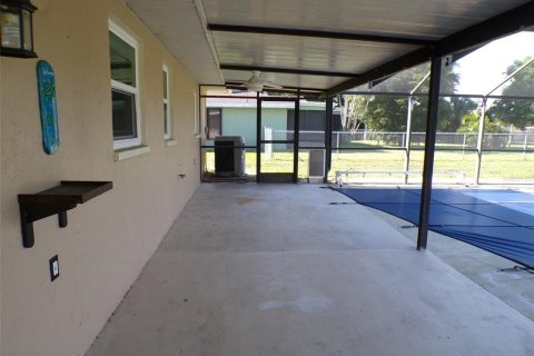 Villa ou maison à vendre à Port Charlotte, Floride: 2 chambres, 86.03 m2 № 2389245 - photo 17