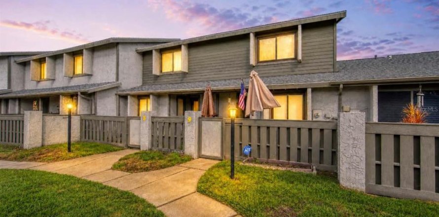 Townhouse in Ormond Beach, Florida 2 bedrooms, 117.24 sq.m. № 2101758