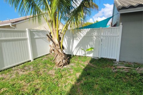 House in Pembroke Pines, Florida 4 bedrooms № 1223673 - photo 1