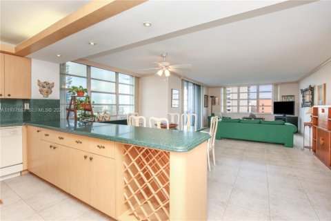 Купить кондоминиум в Авентура, Флорида 2 спальни, 120.77м2, № 1995559 - фото 3