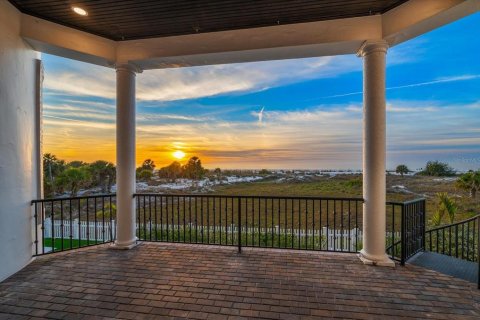 House in Clearwater, Florida 5 bedrooms, 471.39 sq.m. № 2207518 - photo 23