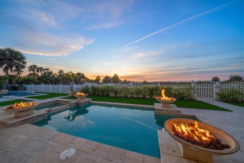 House in Clearwater, Florida 5 bedrooms, 471.39 sq.m. № 2207518 - photo 2
