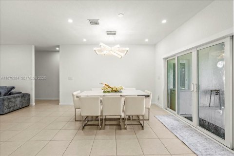 Купить виллу или дом в Хомстед, Флорида 5 спален, 263.66м2, № 2168276 - фото 9