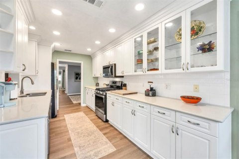 Condo in Saint Petersburg, Florida, 2 bedrooms  № 2396207 - photo 19